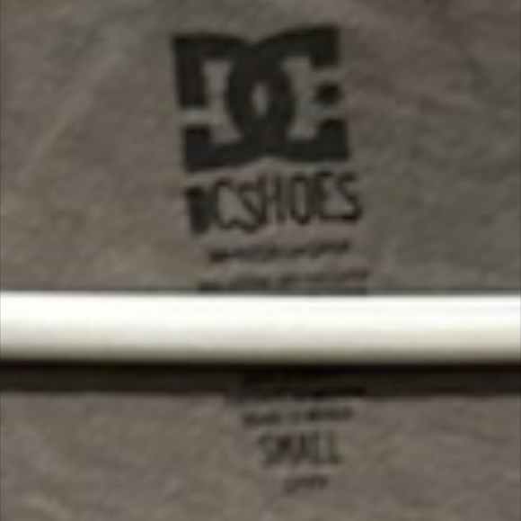 SALE DC size small y2k grey v neck tee great condition didn't fit me - Picture 4 of 4